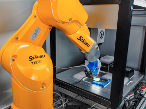 FOTO: Olomoučtí vyvinuli robota jménem Popelka, umí připravit vzorky pro rostlinný výzkum