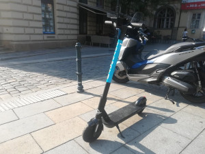 Opilý řidič elektrokoloběžky nezastavil na křižovatce. Srazil a zranil cyklistku