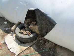 FOTO: Zloděj poničil vaky s uskladněným krmivem. Škoda jde do statisíců