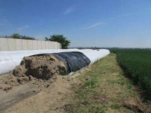 FOTO: Zloděj poničil vaky s uskladněným krmivem. Škoda jde do statisíců