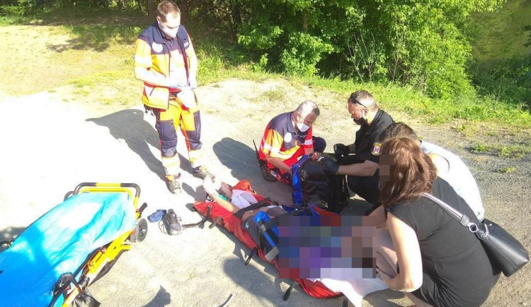 Strážníci poskytli první pomoc chlapci, který si po pádu z kola ošklivě zlomil obě ruce