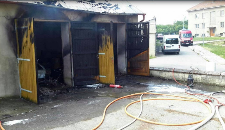 AKTUÁLNĚ: Hasiči likvidují požár garáží a aut, škoda se šplhá přes milion