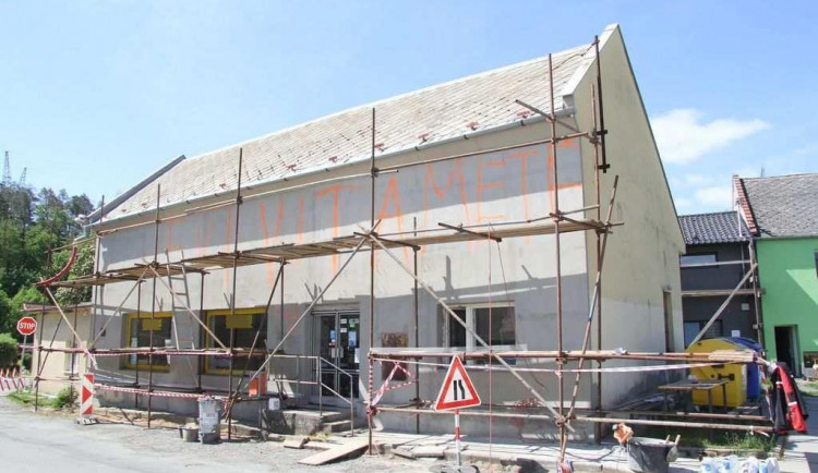 FOTO: Vandal vítal Evu velkým oranžovým nápisem na fasádě