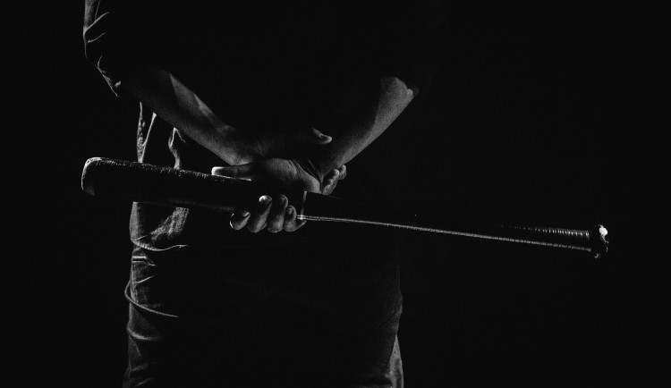 Recidivista se nepohodl s mužem před pivnicí. Ztloukl ho baseballovou pálkou