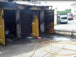 AKTUÁLNĚ: Hasiči likvidují požár garáží a aut, škoda se šplhá přes milion