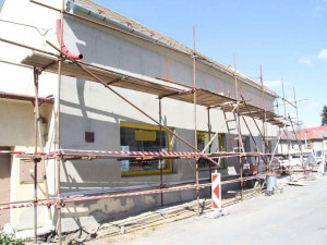 FOTO: Vandal vítal Evu velkým oranžovým nápisem na fasádě