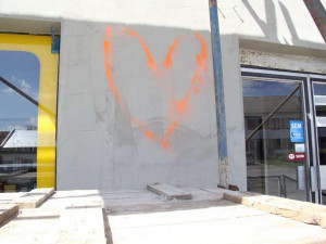 FOTO: Vandal vítal Evu velkým oranžovým nápisem na fasádě