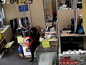 VIDEO: Žena přepadla elektro s airsoftovou pistolí. Odešla s nepořízenou