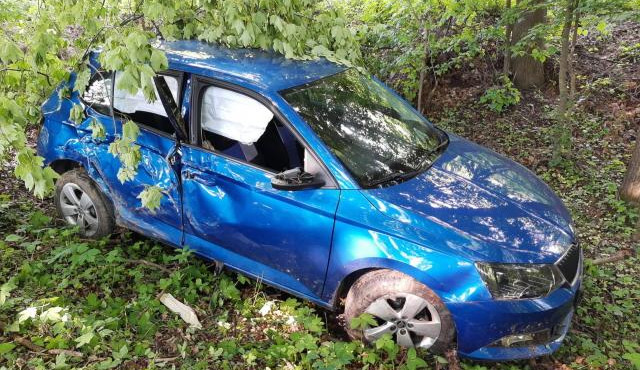 FOTO: Mladík si od mámy vzal auto bez jejího vědomí. Jízdu ukončil v lese