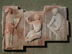 Původní pískovcový reliéf na MŠ v ulici Škrétova.