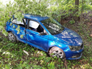 FOTO: Mladík si od mámy vzal auto bez jejího vědomí. Jízdu ukončil v lese