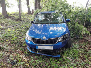 FOTO: Mladík si od mámy vzal auto bez jejího vědomí. Jízdu ukončil v lese