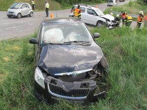 Řidič nezastavil na stopce a smetl auto na hlavní. Posádku převezli do nemocnice