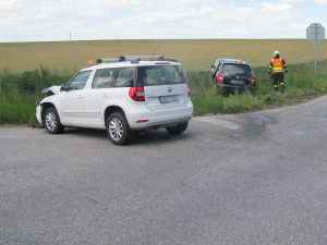 Řidič nezastavil na stopce a smetl auto na hlavní. Posádku převezli do nemocnice