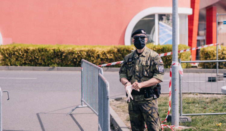 V pondělí nás čeká další rozvolňování. Co se ruší a co naopak budeme muset pořád dodržovat?