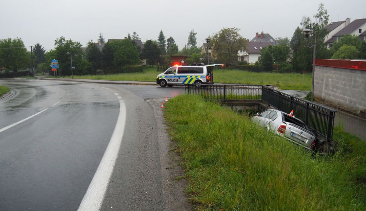 FOTO: Řidiče přepadla únava. S Octavií skončil v příkopu