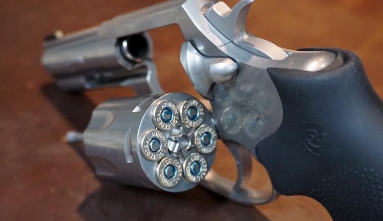 Nelíbily se mu připomínky k jeho životosprávě, tak na návštěvu vytáhl nabitý revolver