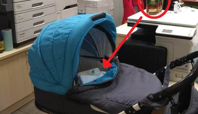 Matka zlodějka obskládala dítě v kočárku lahvemi s alkoholem