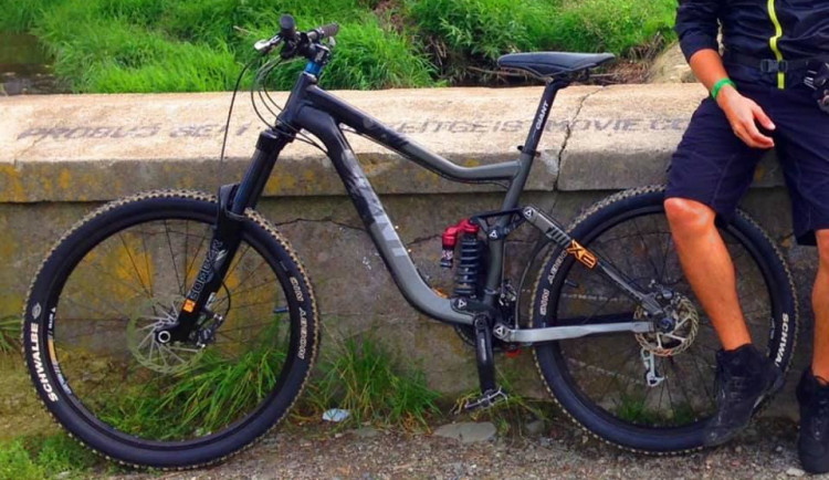 Zloděj ukradl z rodinného domu v Olomouci horské kolo. Majitel nabízí odměnu za nalezení