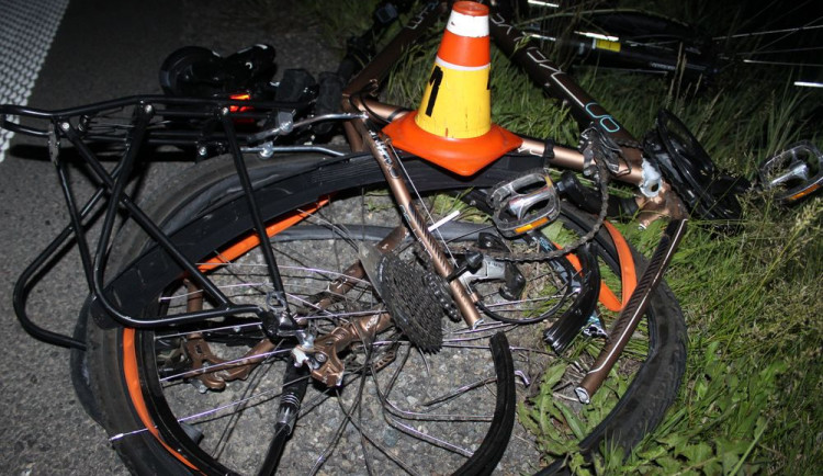 FOTO: Silně opilý cyklista zůstal ležet uprostřed silnice. Měl štěstí v neštěstí