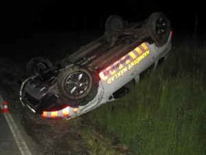 Řidič v noci nezvládl jízdu a skončil na střeše v příkopu