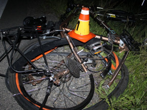 FOTO: Silně opilý cyklista zůstal ležet uprostřed silnice. Měl štěstí v neštěstí