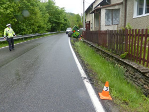 FOTO: Řidič zemědělského stroje sjel z cesty a opřel se o plot rodinného domu