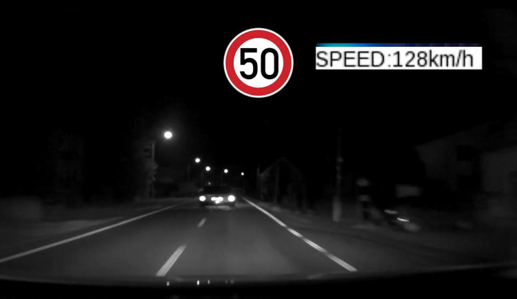 VIDEO: Řidič Audi ujížděl policistům téměř 30 kilometrů. Zastavil ho až zátaras