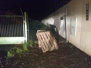 Muž kradl palety a stavební kolečka. Před strážníky skočil do křoví