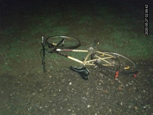 Muž kradl palety a stavební kolečka. Před strážníky skočil do křoví