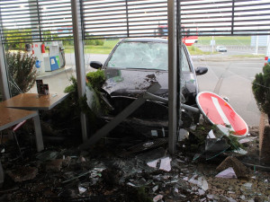 FOTO: Řidič Fordu na dálnici zazmatkoval a zastavil až nárazem do čerpací stanice