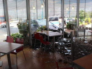 FOTO: Řidič Fordu na dálnici zazmatkoval a zastavil až nárazem do čerpací stanice