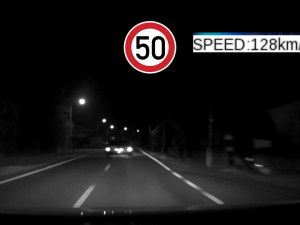 VIDEO: Řidič Audi ujížděl policistům téměř 30 kilometrů. Zastavil ho až zátaras