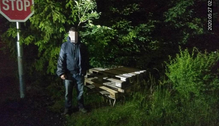 Muž kradl palety a stavební kolečka. Před policií skočil do křoví