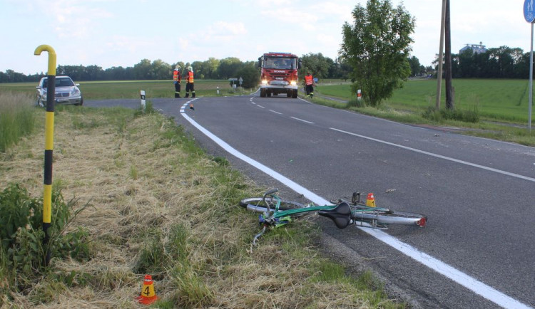 FOTO: Senior na kole nedal v křižovatce přednost projíždějícímu BMW. Při kolizi přišel o život