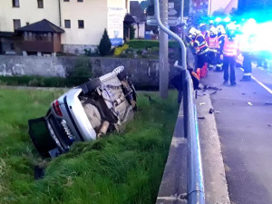 FOTO: Automobil spadl z mostu a skončil převrácený na boku