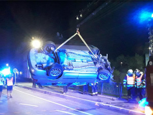 FOTO: Automobil spadl z mostu a skončil převrácený na boku
