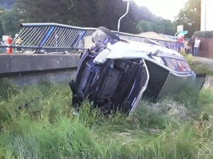 FOTO: Automobil spadl z mostu a skončil převrácený na boku