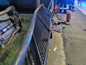 FOTO: Automobil spadl z mostu a skončil převrácený na boku