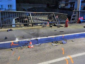 FOTO: Automobil spadl z mostu a skončil převrácený na boku