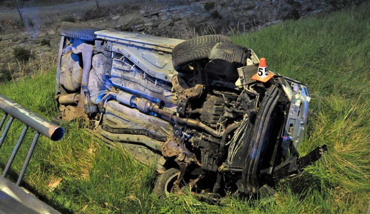 FOTO: Automobil spadl z mostu a skončil převrácený na boku