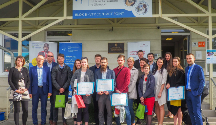Titul Podnikavé hlavy letos v Olomouci vyhrál tvůrce výdejního automatu na med