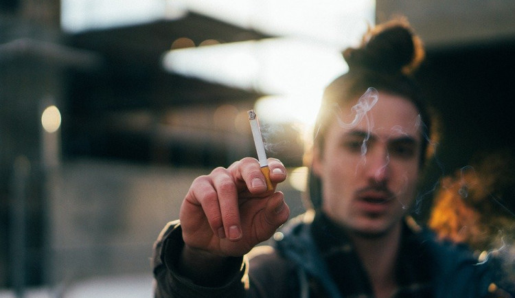 Kuřáků podle výzkumu ubývá, kouří čtvrtina lidí nad 15 let
