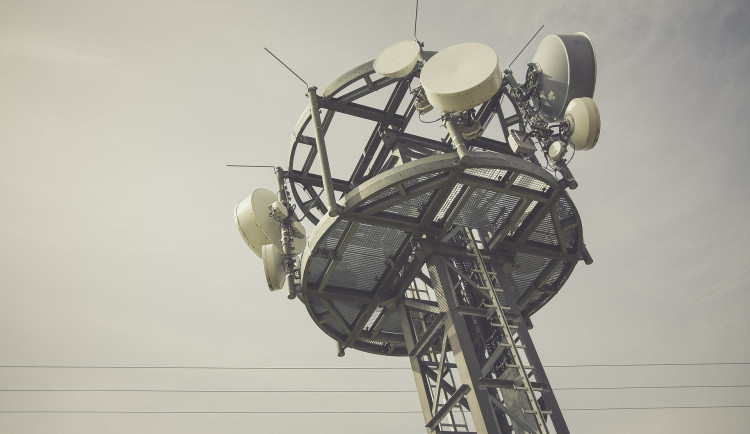 Pro spojitost koronaviru a 5G není vědecký důkaz, tvrdí česká ministerstva