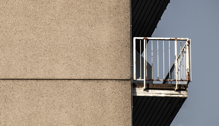 Studie ukázala, že ve stísněných podmínkách žije až jedna pětina Čechů