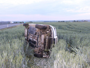 FOTO: Opilý cizinec neukočíroval na dálnici mezi Olomoucí a Vyškovem řízení a skončil v poli
