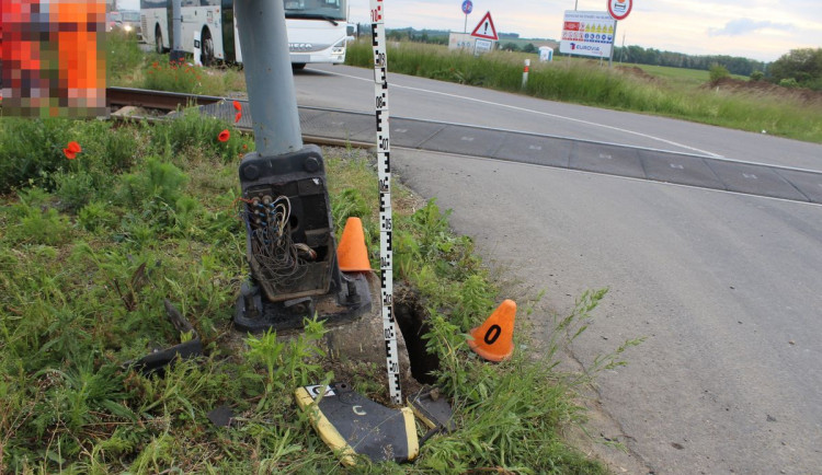 FOTO: Řidič narazil do výstražného zařízení na vlakovém přejezdu, z místa nehody ujel