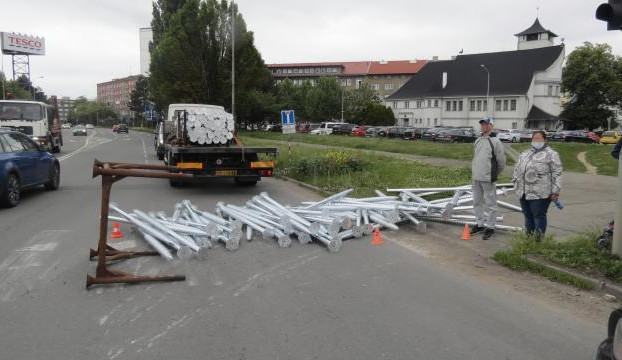 Seniora na přechodu zranil padající náklad z kolem projíždějícího auta