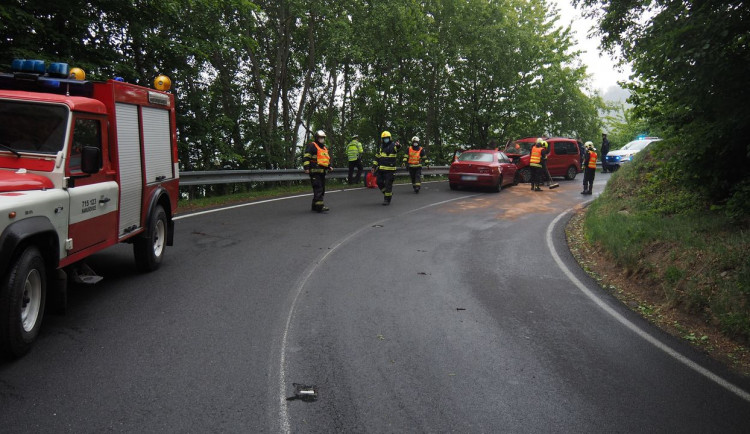 Nepozornost řidiče způsobila nehodu, při které se zranili dva lidé