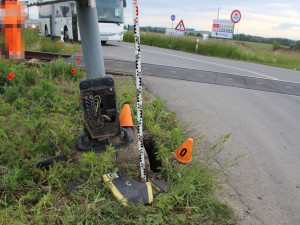 FOTO: Řidič narazil do výstražného zařízení na vlakovém přejezdu, z místa nehody ujel